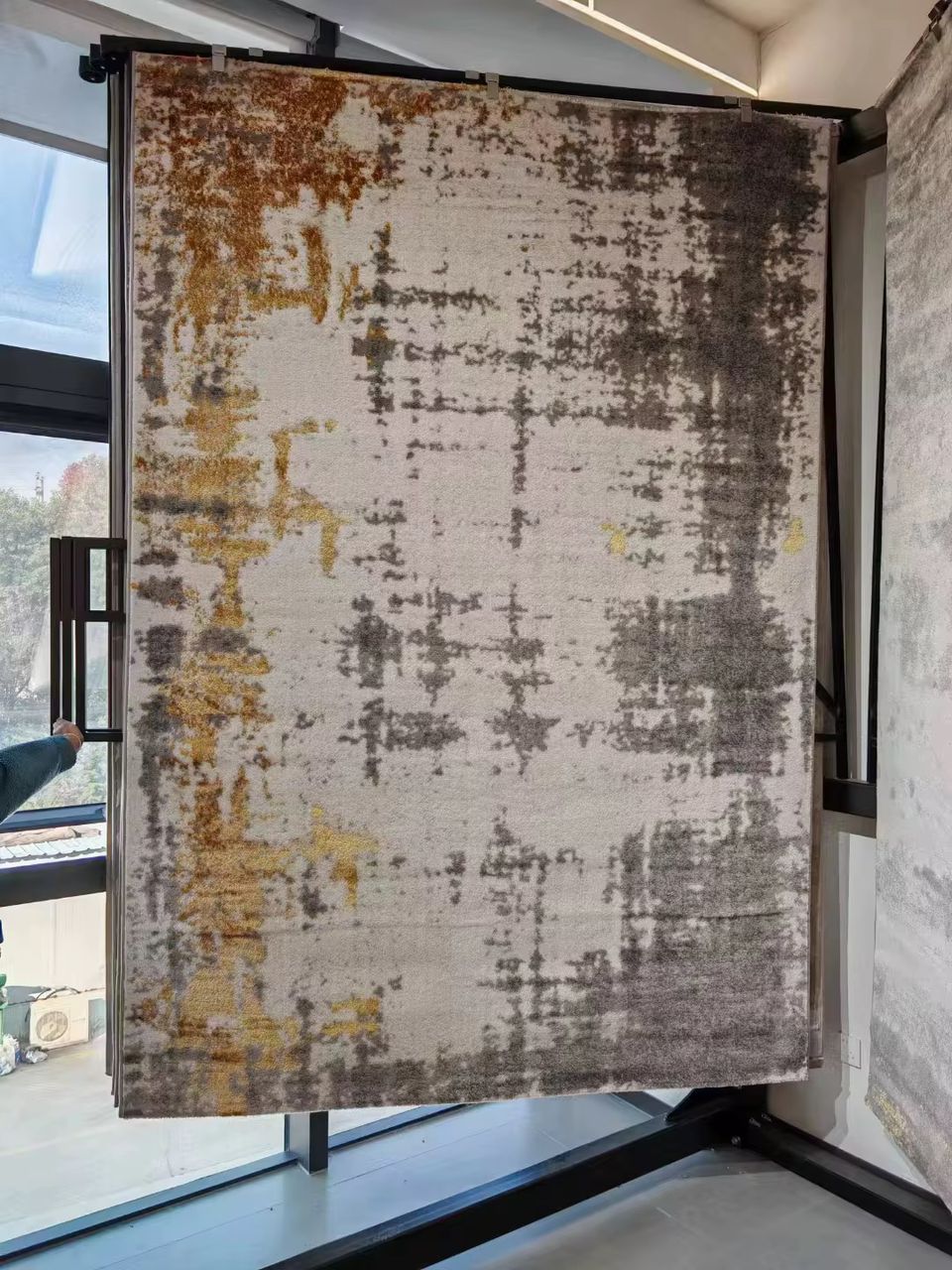 Tapis Royal "Golden Muse" – Collection Luxe & Résilience