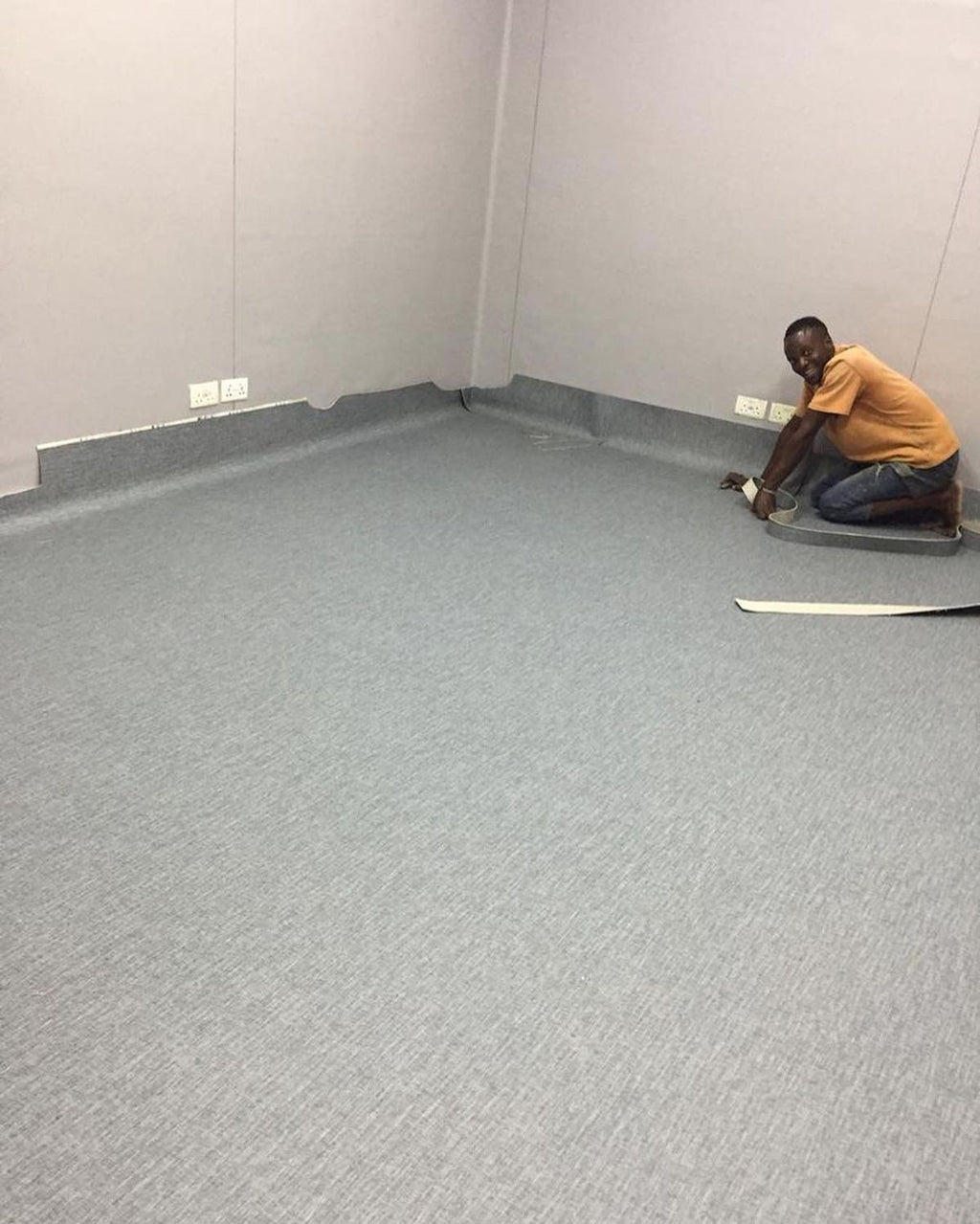 Revêtement de sol PVC Gerflor – Gris Moucheté rouge & Blanc